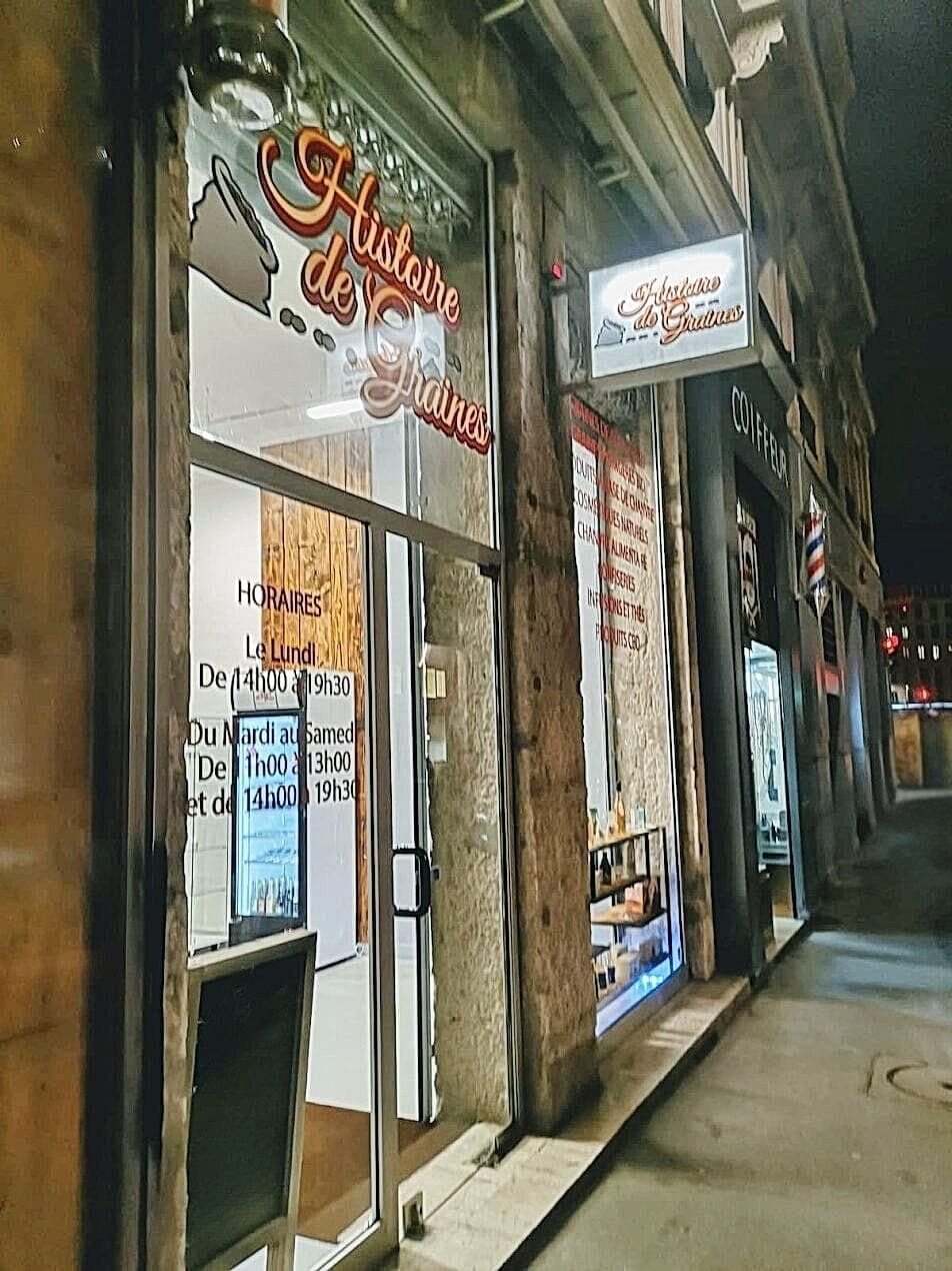 Vitrine boutique Histoire de Graines CBD Lyon Terreaux de nuit rue Algerie